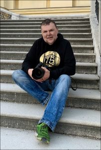 Kurze Pause auf den Stufen von Schloss Schönbrunn von Business Fotograf Ochtrup Münsterland Thomas Schoo mit Anna Zofia Kaltner
