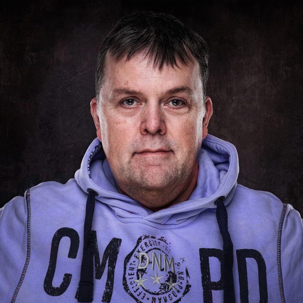 Profilfoto von Personal Branding Fotograf Hannover Thomas Schoo in einem blauen Hoddie, erstellt von Calvin Hollywood