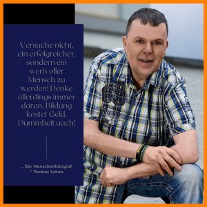 Die Grafik zeigt mich in lockerer Pose bei meinem Personal Branding Shooting in Bremen – dazu linksseitig der Spruch „ Versuche nicht ein erfolgreicher, sondern ein wertvoller Mensch zu werden! Denke allerdings immer daran, Bildung kostet Geld. Dummheit auch “